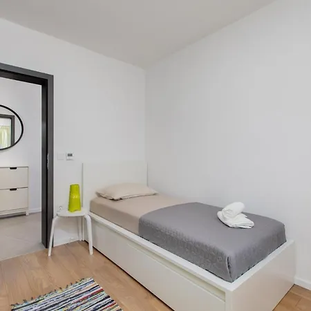 3 Bedroom Ivana With Private Parking, アパート