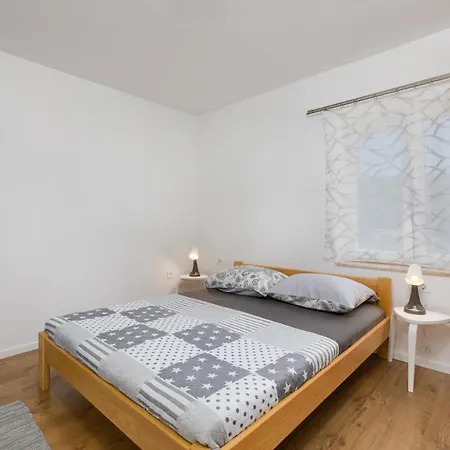 3 Bedroom Ivana With Private Parking,