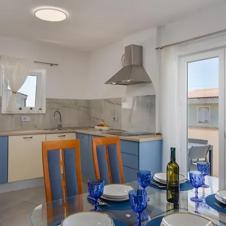 דירה 3 Bedroom Ivana With Private Parking,