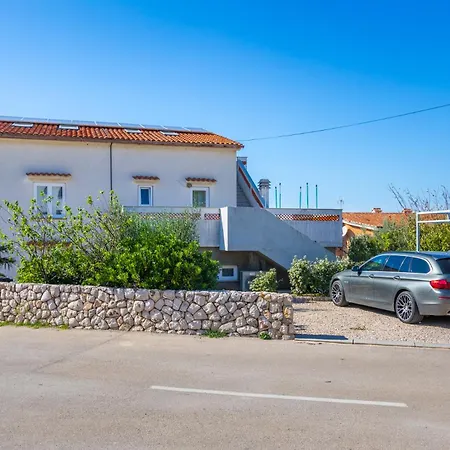 3 Bedroom Ivana With Private Parking, アパート