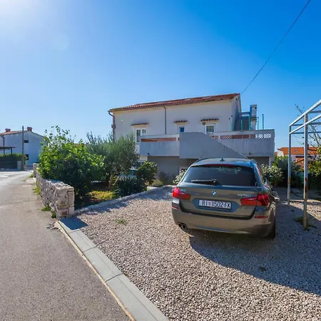 3 Bedroom Ivana With Private Parking, プナト
