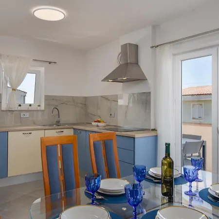 Lägenhet 3 Bedroom Ivana With Private Parking, Punat