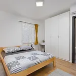 Apartment 3 Bedroom Ivana With Private Parking,