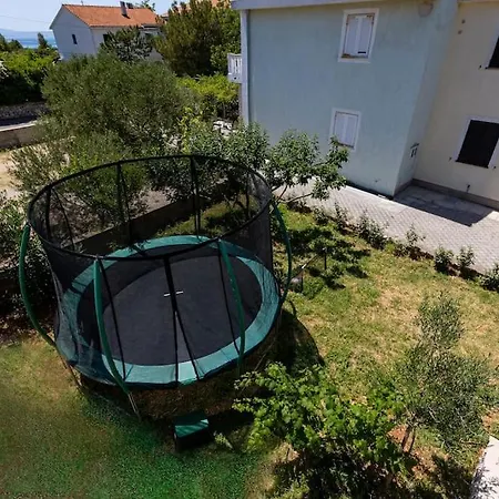 3 Bedroom Ivana With Private Parking, Apartment Punat