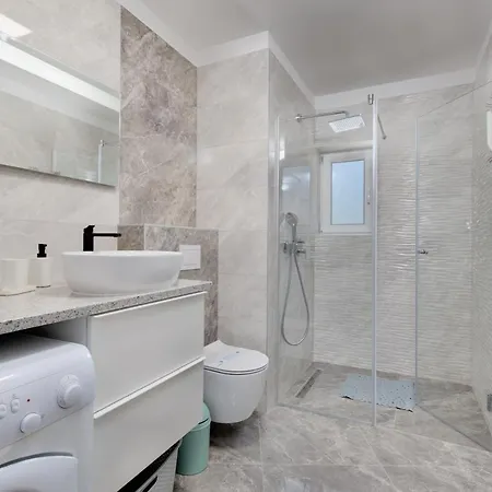 Apartment 3 Bedroom Ivana With Private Parking,