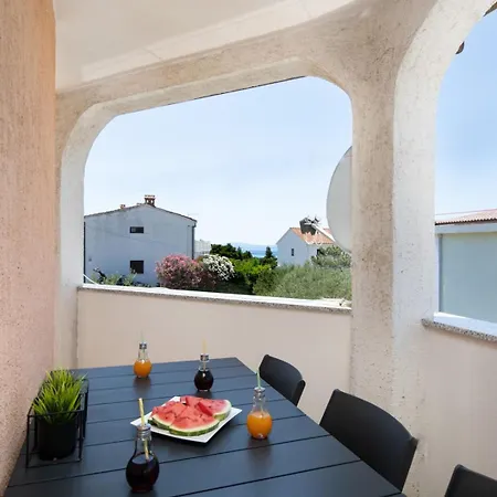 Apartmán 3 Bedroom Ivana With Private Parking, Punat