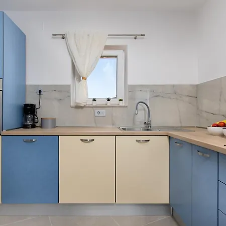 3 Bedroom Ivana With Private Parking,