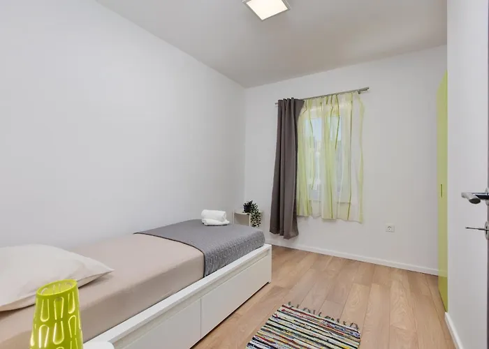 3 Bedroom Ivana With Private Parking, Apartment Punat