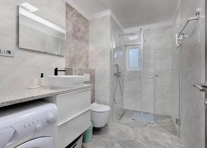 Apartment 3 Bedroom Ivana With Private Parking,