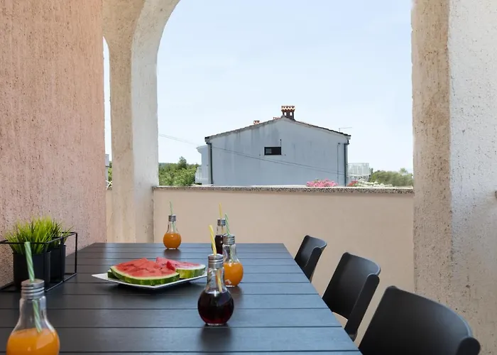 3 Bedroom Ivana With Private Parking,