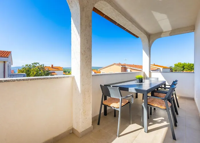 Apartment 3 Bedroom Ivana With Private Parking,