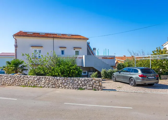 3 Bedroom Ivana With Private Parking, Apartment