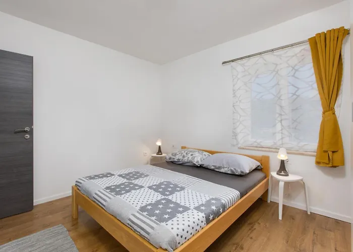 Apartment 3 Bedroom Ivana With Private Parking, *