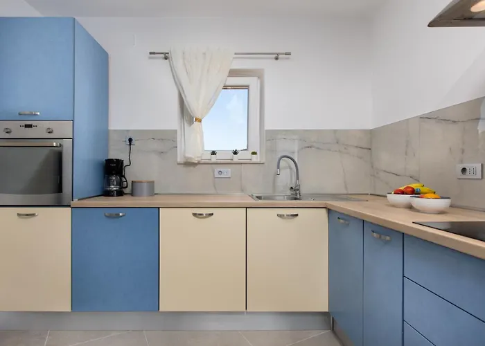 3 Bedroom Ivana With Private Parking,