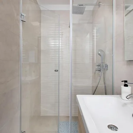 3 Bedroom Ivana With Private Parking, 아파트