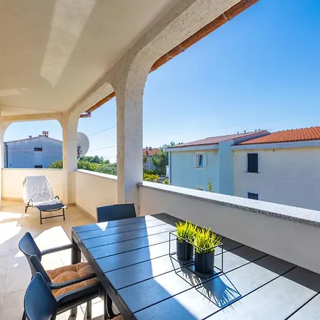 3 Bedroom Ivana With Private Parking,