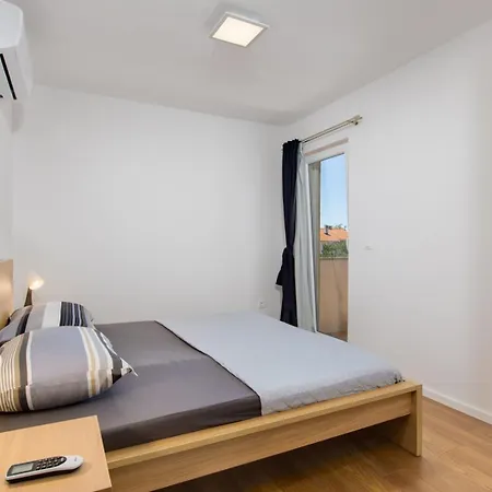3 Bedroom Ivana With Private Parking, *