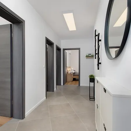 3 Bedroom Ivana With Private Parking, דירה