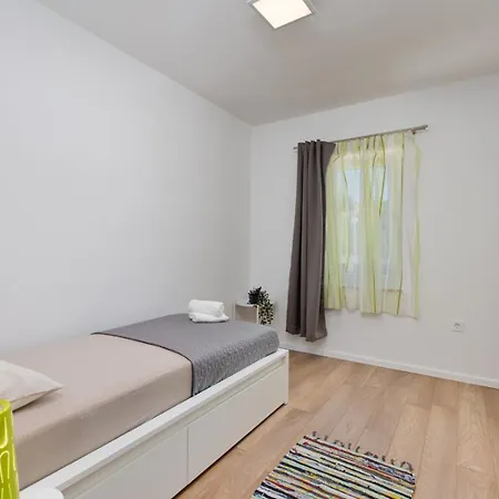 3 Bedroom Ivana With Private Parking, דירה