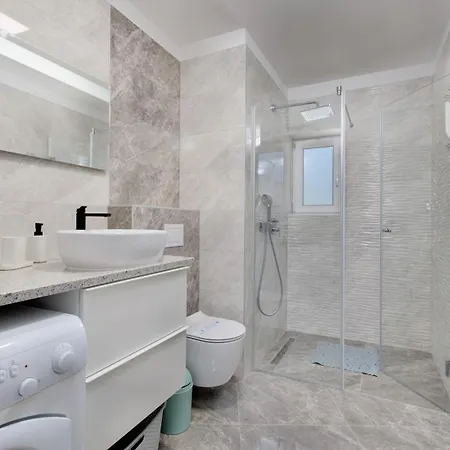 Appartement 3 Bedroom Ivana With Private Parking, Punat