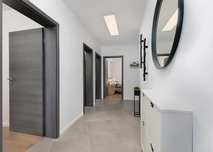3 Bedroom Ivana With Private Parking, דירה