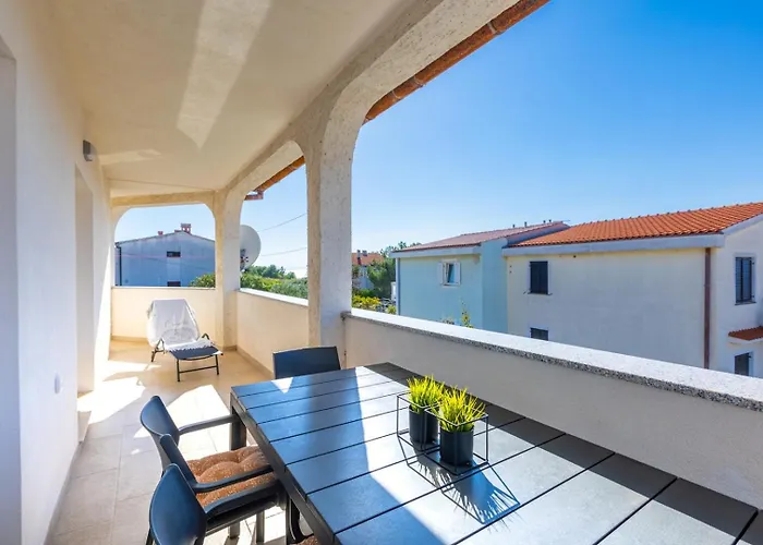 3 Bedroom Ivana With Private Parking, דירה