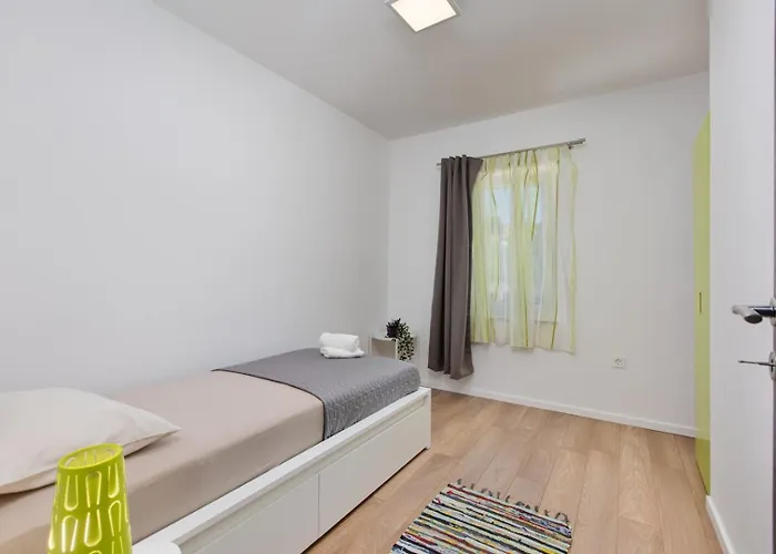3 Bedroom Ivana With Private Parking, דירה