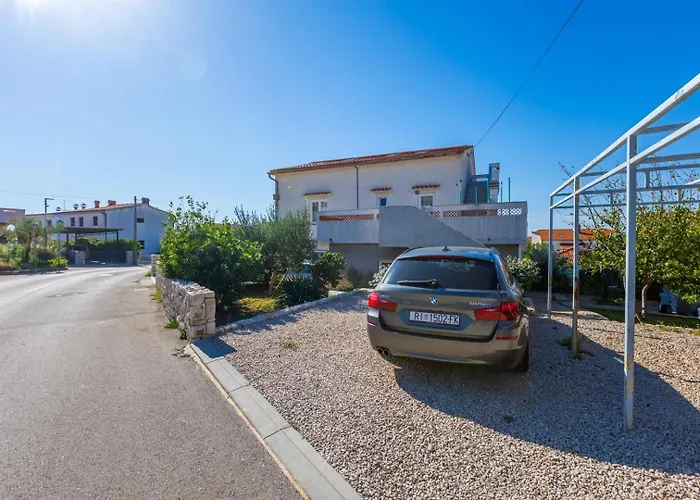 3 Bedroom Ivana With Private Parking, דירה *