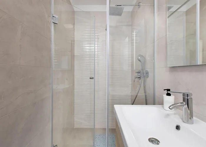 3 Bedroom Ivana With Private Parking, * פונאנט