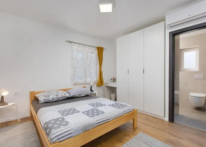 דירה 3 Bedroom Ivana With Private Parking,
