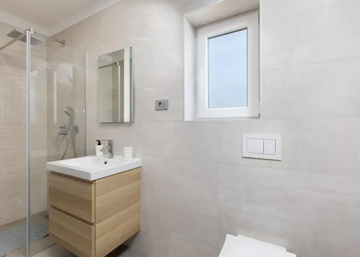 3 Bedroom Ivana With Private Parking, דירה פונאנט