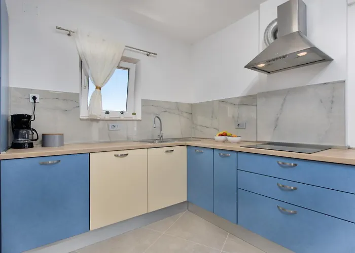 3 Bedroom Ivana With Private Parking, *