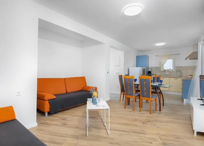 3 Bedroom Ivana With Private Parking, * פונאנט