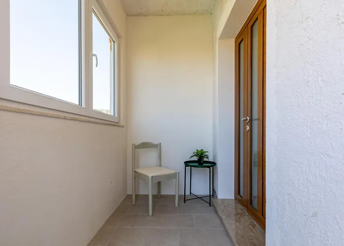 3 Bedroom Ivana With Private Parking, דירה *